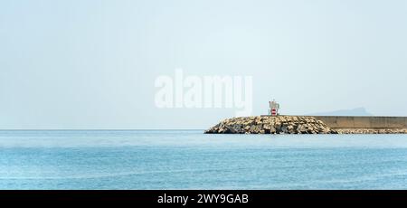 Wellenbrecher und Leuchtturm am Eingang des Fischerhafens in Antalya Türkei Stockfoto