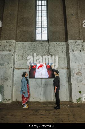 London, Großbritannien. April 2024. Sam Keelan, müde wie das Land, 2024, stiller Single-Channel-Film. Gegen die (aktuelle) bedrückende Umgebung ermahlen uns Künstler für immer, lehren uns und zeigen uns, wo Freude, Feier und Widerstand noch zu finden sind. April - 23. Juni 2024.Paul Quezada-Neiman/Alamy Live News Credit: Paul Quezada-Neiman/Alamy Live News Stockfoto