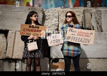 Ukrainische Frauen halten das Banner „Freies Asov“ auf einer Demonstration für die Freilassung der gefangenen Verteidiger Mariupols aus russischen Gefängnissen. Kiew - 31. März 2024 Stockfoto