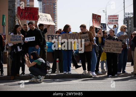 Gruppe ukrainischer Aktivisten demonstriert im Stadtzentrum mit Spruchbändern „Free Asov“. Kiew - 31. März 2024 Stockfoto