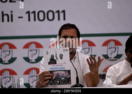 Delhi, Neu-Delhi, Indien. April 2024. Rahul Gandhi zeigt das Manifest der Partei für die Genralalwahlen in Neu-Delhi, Indien am 5. April 2024 (Foto: © Deep Nair/ZUMA Press Wire) NUR REDAKTIONELLE VERWENDUNG! Nicht für kommerzielle ZWECKE! Stockfoto