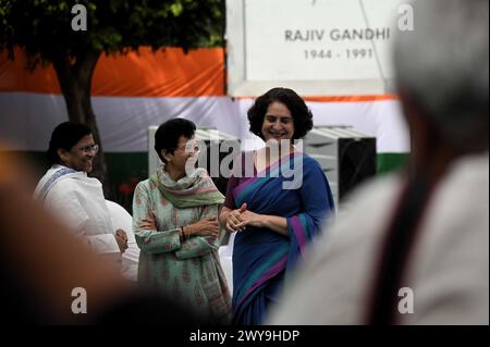 Delhi, Neu-Delhi, Indien. April 2024. Priyanka Gandhi Vadra, die Parteiführerin des indischen Nationalkongresses, kommt, um am 5. April 2024 in Neu-Delhi an der Veröffentlichung des Manifests der Partei teilzunehmen, vor den bevorstehenden Parlamentswahlen in Indien. (Kreditbild: © Deep Nair/ZUMA Press Wire) NUR REDAKTIONELLE VERWENDUNG! Nicht für kommerzielle ZWECKE! Stockfoto