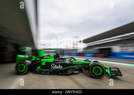 Suzuka, Japan. April 2024. Kick Saubers Zhou Guanyu aus China startet das Rennen während der Trainingseinheit des Formel-1-Großen Preises von Japan am 5. April 2024 in Suzuka, Japan. Quelle: Qian Jun/Xinhua/Alamy Live News Stockfoto