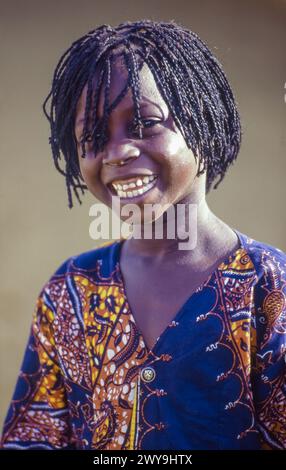 Senegal, Dakar, lächelnder Junge mit geflochtenen Haaren. Stockfoto