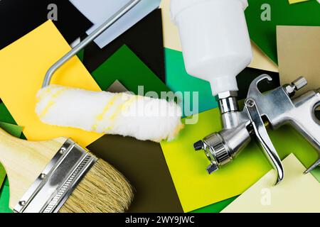 Farbspritzpistole bei der Arbeit am Arbeitsplatz in der Werkstatt. Pinsel Malen. Stockfoto