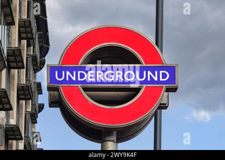 London, Großbritannien - 20. Mai 2023: U-Bahn-Schild in Rundform. Die Londoner U-Bahn ist die älteste U-Bahn der Welt Stockfoto