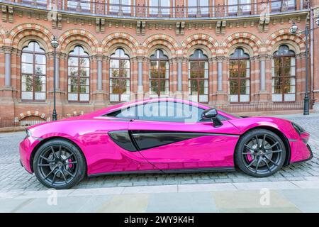 London, Großbritannien - 20. Mai 2023: Rosa McLaren 540C Supersportwagen vor der St. Pancras Renaissance Hotel Stockfoto