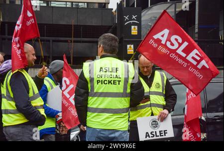 London, Großbritannien. April 2024. Die gewerkschaft der ASLEF-Triebfahrzeugführer vor dem Bahnhof Euston, während sie eine neue Runde von Streiks über die Bezahlung veranstalten. Quelle: Vuk Valcic/Alamy Live News Stockfoto