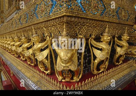 Kleine Garudas am Fuße des Smaragd-Buddha-Tempels mit einer mythischen Naga-Schlangenkreatur, Bangkok, Thailand, Südostasien, Asien Copyright: Mich Stockfoto