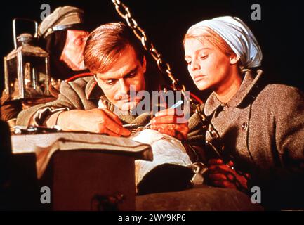 OMAR SHARIF und JULIE CHRISTIE in DOCTOR SCHIWAGO 1965 Regisseur DAVID LEAN Roman Boris Pasternak Drehbuch Robert Bolt Musik Maurice Jarre Italien - USA Koproduktion Carlo Ponti Production / Sostar S.A. / Metro Goldwyn Mayer (MGM) Stockfoto