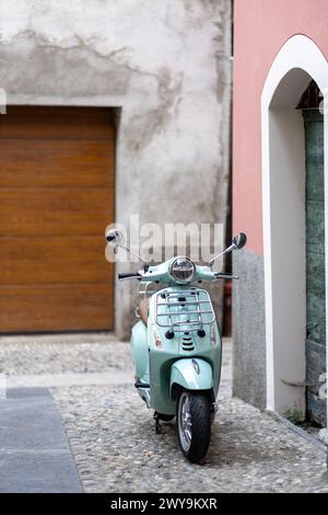 Vintage Mint Scooter auf der Kopfsteinpflasterallee in Lenno, Italien Stockfoto