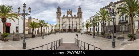 April 2024 - Las Palmas de Gran Canaria, SPANIEN: Panoramablick auf Plaza Mayor de Santa Ana und Catedral de Canarias mit Besuchern vor der Tür. Stockfoto