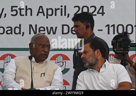 Neu-Delhi, Delhi, Indien. April 2024. Indiens wichtigster Oppositionsparteivorsitzender des Indischen Nationalkongresses, Mallikarjun Kharge (L), und Parteivorsitzender Rahul Gandhi (R), nahmen am 5. April 2024 an der Veröffentlichung des Manifests der Partei im Vorfeld der indischen Parlamentswahlen im Hauptquartier der Partei in Neu-Delhi, Indien, Teil. (Kreditbild: © Kabir Jhangiani/ZUMA Press Wire) NUR REDAKTIONELLE VERWENDUNG! Nicht für kommerzielle ZWECKE! Stockfoto