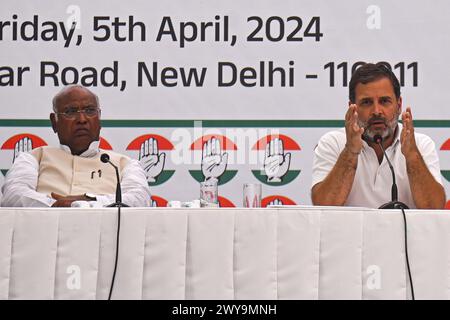 Neu-Delhi, Delhi, Indien. April 2024. Indiens wichtigster Oppositionsparteivorsitzender des Indischen Nationalkongresses, Mallikarjun Kharge (L), und Parteivorsitzender Rahul Gandhi (R), nahmen am 5. April 2024 an der Veröffentlichung des Manifests der Partei im Vorfeld der indischen Parlamentswahlen im Hauptquartier der Partei in Neu-Delhi, Indien, Teil. (Kreditbild: © Kabir Jhangiani/ZUMA Press Wire) NUR REDAKTIONELLE VERWENDUNG! Nicht für kommerzielle ZWECKE! Stockfoto