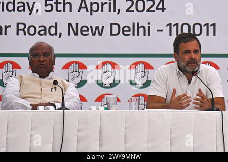 Neu-Delhi, Delhi, Indien. April 2024. Indiens wichtigster Oppositionsparteivorsitzender des Indischen Nationalkongresses, Mallikarjun Kharge (L), und Parteivorsitzender Rahul Gandhi (R), nahmen am 5. April 2024 an der Veröffentlichung des Manifests der Partei im Vorfeld der indischen Parlamentswahlen im Hauptquartier der Partei in Neu-Delhi, Indien, Teil. (Kreditbild: © Kabir Jhangiani/ZUMA Press Wire) NUR REDAKTIONELLE VERWENDUNG! Nicht für kommerzielle ZWECKE! Stockfoto