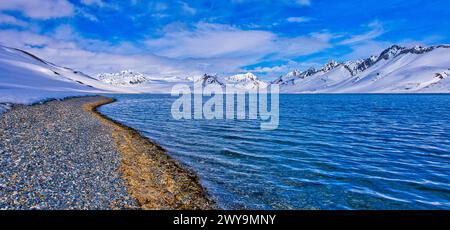 Schneebedeckte Berge und Strand, Trygghamna Bay, Oscar II Land, Arktis, Spitzbergen, Svalbard, Norwegen, Europa Stockfoto