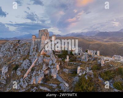 Luftaufnahme von der Drohne der Burg Rocca Calascio bei Sonnenaufgang im Herbst, Nationalpark Gran Sasso und Monti von Laga, Abruzzen, Italien, Europa Co Stockfoto