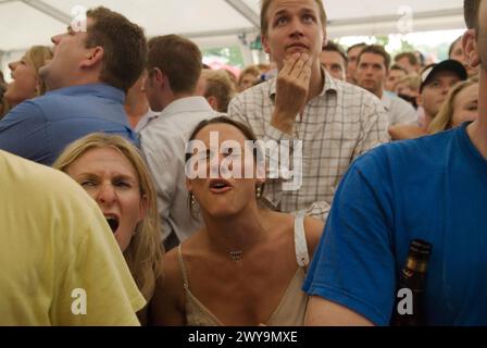 Elfmeterschießen Aus Der Fußball-Weltmeisterschaft 2006. England gegen Portugal. England verlor weiter. Fans fotografierten im Festzelt des Biers und schauten das Fußballspiel auf speziell aufgerichteten Fernsehgeräten an. Oxfordshire UK 2000er Jahre HOMER SYKES. Stockfoto