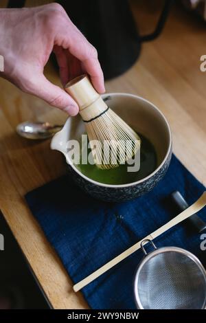 Bambus-Schneebesen mischen Matcha-Grüntee-Pulvergetränk Stockfoto