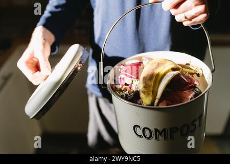 Öffne den Kompostkübel mit Obst- und Gemüseresten Stockfoto