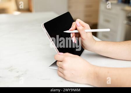 Hand mit Eingabestift Zeichnung auf einer Tablette Stockfoto