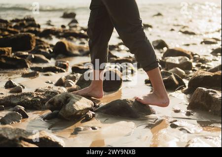 Mann, der auf Strandfelsen entlang der Küste in Kalifornien läuft Stockfoto