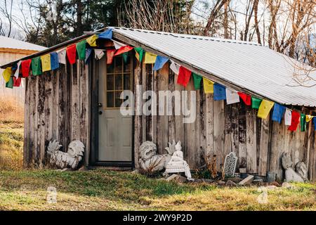 Kleine Holzhütte mit buddhistischen Gebetsfahnen Stockfoto