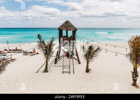 Rettungsschwimmer an einem weißen Sandstrand in Cancun Stockfoto