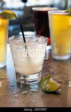 Cocktail im mexikanischen Stil und Gläser Bier auf der vertikalen Bar Stockfoto