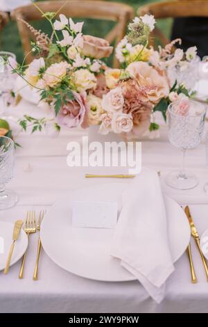 Eleganter Hochzeitsort mit goldenen Akzenten Stockfoto