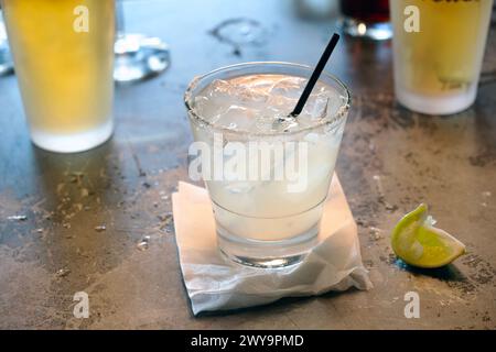 Cocktail im mexikanischen Stil und Gläser Bier auf der Bar Stockfoto