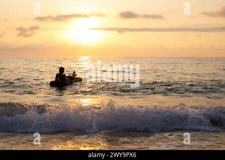 Junger Mann auf aufblasbarer Matratze im Meer. Sommerurlaub und Urlaubskonzept Stockfoto