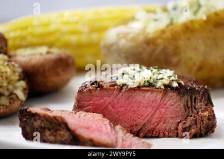 In Scheiben geschnittenes Filet Mignon mit Seiten auf einem Teller Stockfoto
