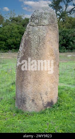 Menhir-Vertikalsteine aus der Bronzezeit und dem Nuragischen und pränuragischen Zeitalter Stockfoto