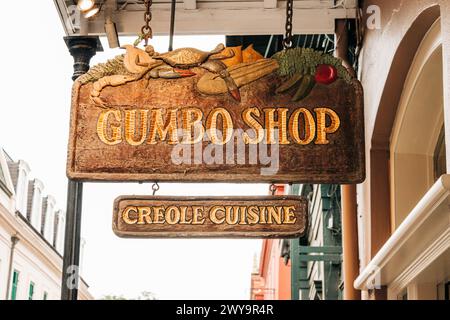 Restaurant-Schild mit Gumbo-Kreole-Küche im French Quarter, New Orleans Stockfoto