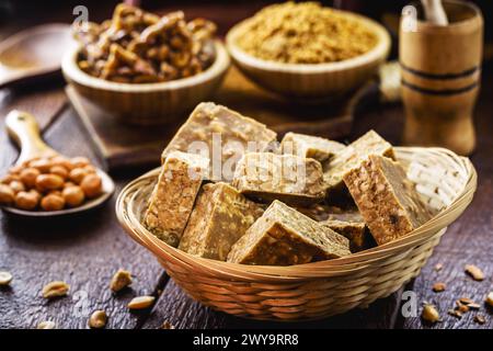 pé de Moleque, ein typisches süßes Gericht der brasilianischen Küche, hergestellt aus einer Mischung aus gerösteten Erdnüssen und Rapadura. Festa Junina süß, Country Lifestyle. Stockfoto