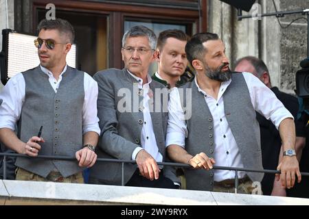 Jetzt ist es offiziell. FC Bayern trennt sich von Marco Neppe. ARCHIVFOTO v.re:Hasan SALIHAMIDZIC Ex Sportvorstand Bayern München, Herbert HAINER Praesident Bayern München, Marco NEPPE Technischer Direktor FCB. Fussbal Bundesliga der Frauen und der Maenner Saison 2022/2023, Doppelfeier FC Bayern München,Meisterfeier auf dem Rathausbalkon auf dem Marienplatz in München am 28.05.2023. *** Jetzt trennt sich sein offizieller FC Bayern vom Marco Neppe ARCHIVFOTO von rechts Hasan SALIHAMIDZIC Ex Sportdirektor Bayern München , Herbert HAINER Präsident Bayern München , Marco NEPPE Technical Direct Stockfoto