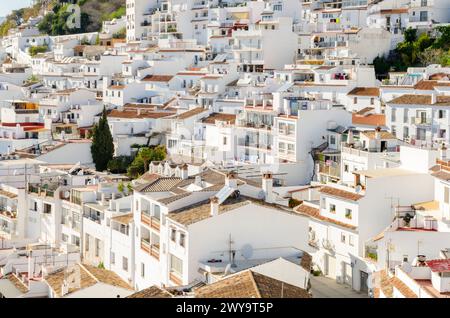 MIJAS PUEBLO, SPANIEN - 01. MÄRZ 2022 die historische Stadt Mijas Pueblo, eines der sogenannten Pueblos blanco, oder Weiße Dörfer, und gehört zu den Stockfoto