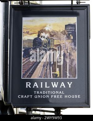 Traditionelles hängendes Pub-Schild im Railway Hotel - ein Craft Union Public House - Fore Street, Saltash, Cornwall, England, Großbritannien Stockfoto