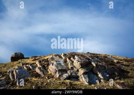 Craggy Rocks auf einem Hügel in der Nähe von Altandhu. Dieser Hügel bietet Ihnen einen fantastischen Blick auf die Summer Isles Archipel in Schottland Stockfoto