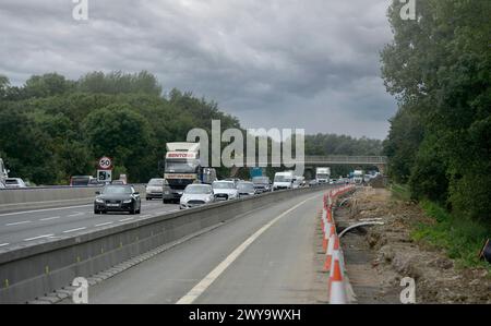 Verkehr vorbei an Baustellen an der Autobahn M1, England. Stockfoto