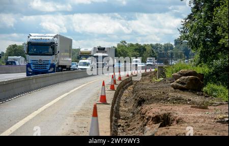 Verkehr vorbei an Baustellen an der Autobahn M1, England. Stockfoto