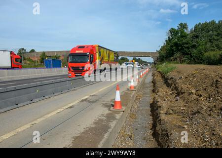 Verkehr vorbei an Baustellen an der Autobahn M1, England. Stockfoto