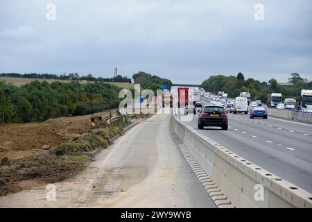 Verkehr vorbei an Baustellen an der Autobahn M1, England. Stockfoto