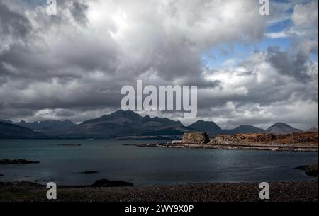 Blick auf die Ruinen von Dunscaith Castle, die Küste und die Berge auf der Isle of Skye, Schottland Stockfoto