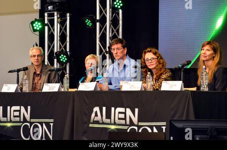 Alien Con 2018: Nick Pope, Kathleen Marden, Bret Oldham, Linda Moulton Howe und Caroline Cory, die Fragen aus dem Publikum beantworten. Stockfoto