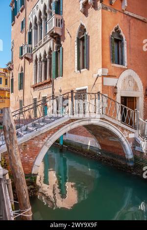 Eine kleine Brücke überquert den engen Kanal in Venedig. Italien Stockfoto