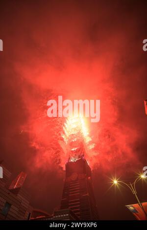Der Himmel wird mit einem spektakulären Feuerwerk vom Taipei 101 Turm beleuchtet Stockfoto