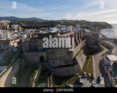 Blick aus der Vogelperspektive auf die wunderschöne Burg von Guzmán el Bueno in der Gemeinde Tarifa, Andalusien. Stockfoto