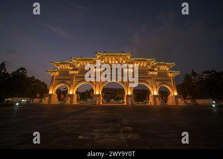 Das Tor des Liberty Square Arch wird nachts beleuchtet Stockfoto